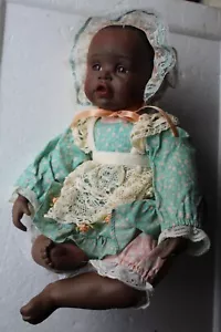 Muñeca Panda Baby Porcelana Negra 12" 9916k Pelo Negro Ojos Soplados Firmada - Imagen 1 de 5