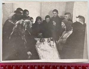 Foto de colección de cadáver funerario de ataúd muerto en ataúd abierto de la década de 1950 HORROR post mortem - Imagen 1 de 2