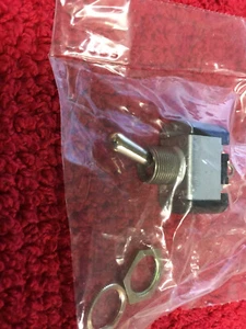 7580K7 ON- OFF SPST TOGGLE SWITCH NOS - Picture 1 of 2
