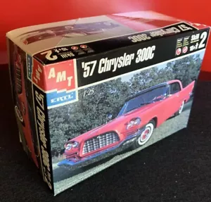 AMT Ertl 1957 Chrysler 300C Model Kit - Nuovo e Completo - Imagen 1 de 6