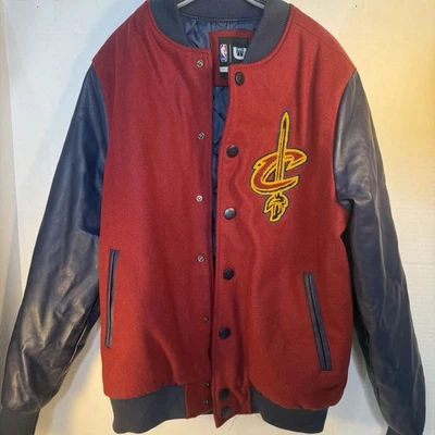 Chaqueta universitaria Cleveland Cavaliers para hombre pequeña del equipo de la NBA Letterman bombardero a presión Foto 1 de 4