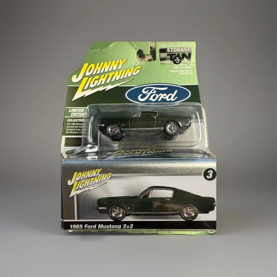 1/64 JOHNNY LIGHTNING COLLECTOR STORAGE TIN 1965 FORD MUSTANG 2+2 DARK GREEN - Image 1 of 1