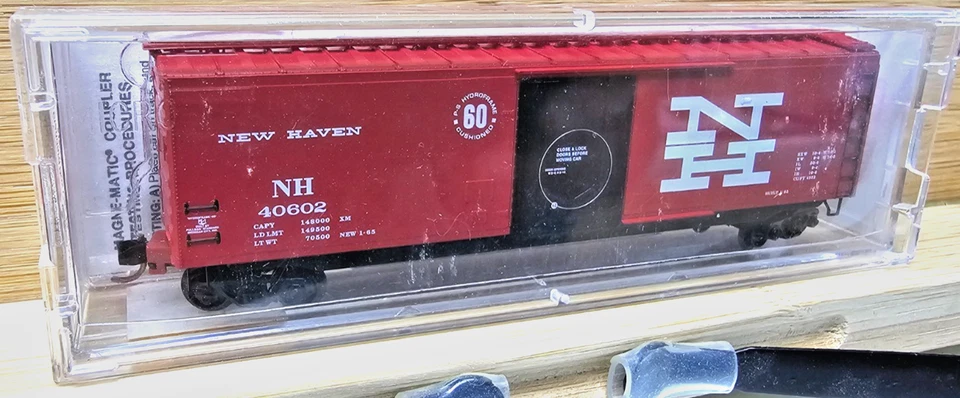 Micro-Trains 32190 N Scale New Haven 50ft Standard Plug Door Boxcar NH 40603 - Image 1 of 1