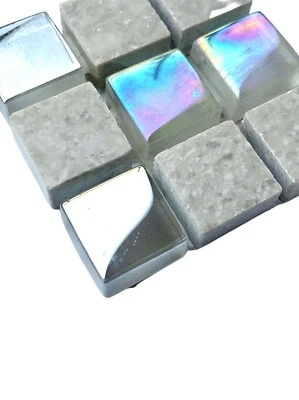 Azulejo de mosaico de vidrio iridiscente mezcla de piedra caliza verde de 5/8" x 5/8" 2x2 montaje en malla 1 pieza Foto 1 de 3