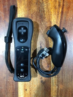 Controller WiiMote Originale con Motion Plus e Nunchuk Wii Funzionante nero - Immagine 1 di 4