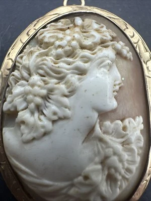 Antique Victorian Cameo Hand Carved 10K Gold Etched Brooch, Very Detailed Grapes - Image 1 of 4