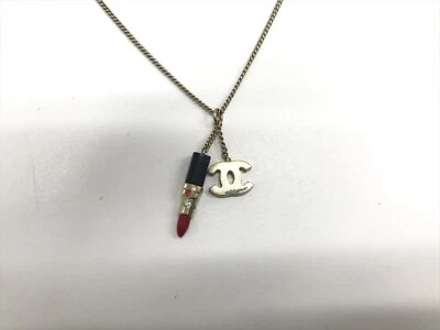 Collar Chanel Coco Mark lápiz labial motivo estrás chapado en oro para mujer Foto 1 de 4