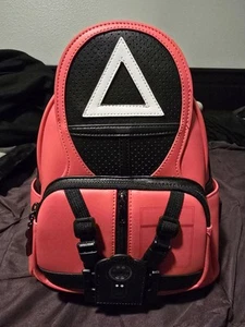 Nuevo Mini Mochila Bolso Loungefly Juego de Calamares Triángulo Guardia Exclusivo de Estados Unidos - Imagen 1 de 4