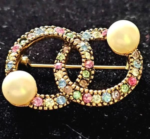 MCM Infinity Brooch Pastel Crystals Faux Pearls Gold Tone Vintage EUC! - Imagen 1 de 5