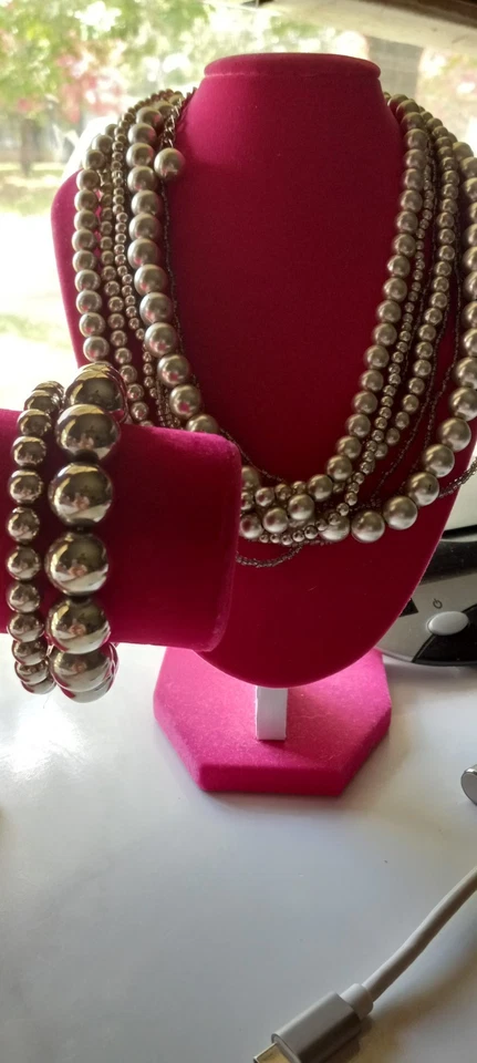 Collar y pulsera de 20 pulgadas con perlas de imitación gris multihiebra tono plata, cuentas de semillas  Foto 1 de 4