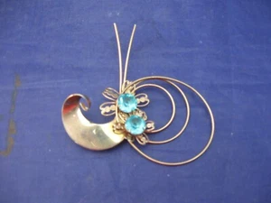 GROSSE DAMEN BROSCHE - GOLDFARBEN MIT AQUASTEINEN - AUSGEFALLEN - Bild 1 von 7