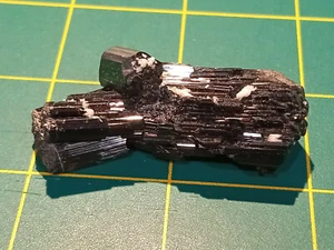 SPEKTAKULÄR! Spray Growth Schwarzer Turmalin mit Albit Specs - Skardu, Pakistan - Bild 1 von 10