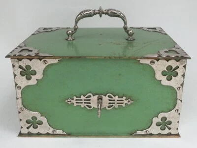 MAGNIFIQUE ancien COFFRE FORT COFFRET A BIJOUX EN FER décor trèfles et coeurs - Photo 1/4