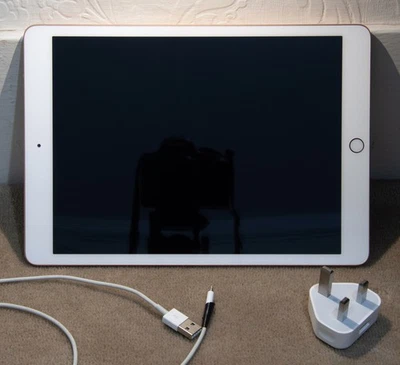 Apple iPad 7th Gen. 32GB, 10.2 in, Gold, Wi-Fi only: A2197, MW762B/A. - Image 1 of 4