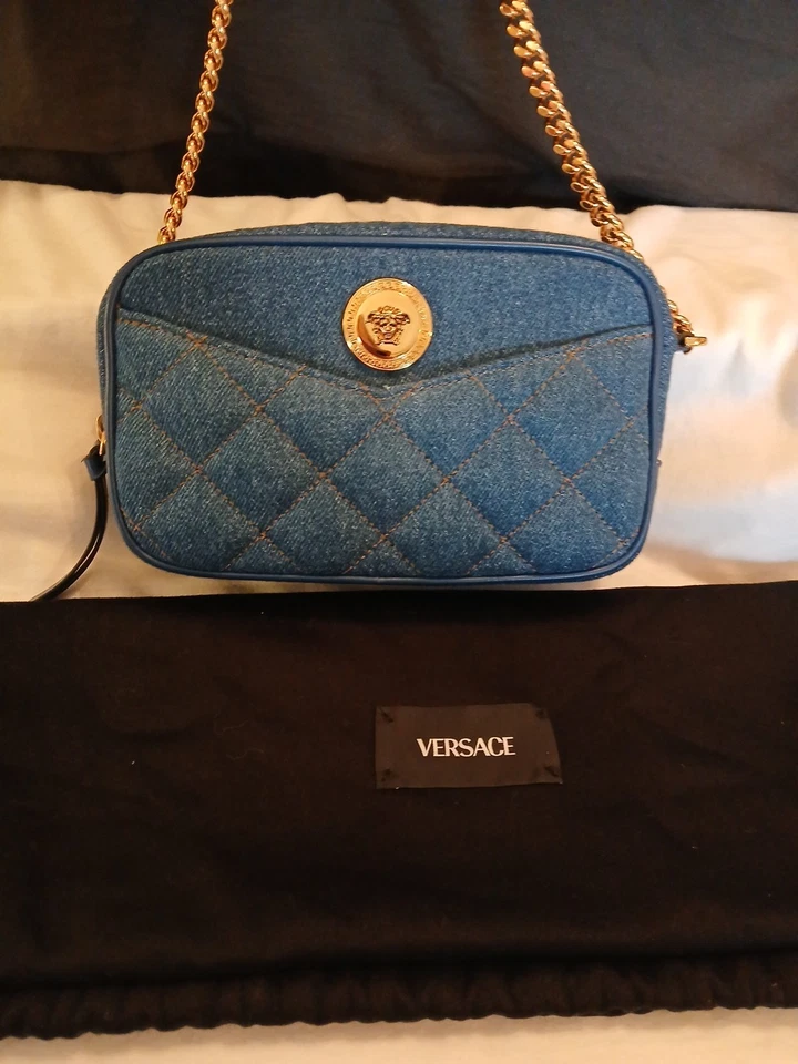Versace Acolchado La Medusa Bolso para Cámara Denim con Acentos Dorados Cartera y Bolsa para el Polvo Foto 1 de 4