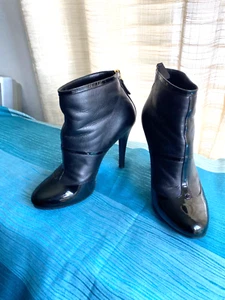 CHANEL LEATHER BLACK ANKLE BOOTS CC ACCENT LOGO HIGH HEELS BOOTIES 37-6.5 $2550 - Picture 1 of 12