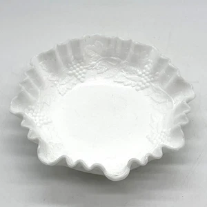 Piatto caramelle vintage Westmoreland vetro latte bordo increspato con disegno uva e foglia - Foto 1 di 4