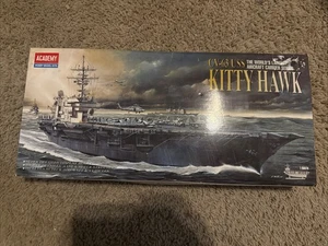 Academy CV-63 USS Kitty Hawk Flugzeugträger Maßstab 1:800 Hobby Modellbausatz Neu - Bild 1 von 2