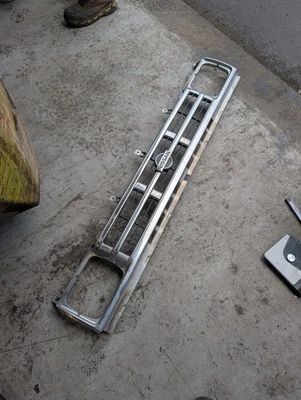 Rejilla delantera para Nissan D21 1990-1992 2 puertas 3,0 L NI1200120 6231086G00 Foto 1 de 2