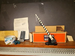 LIONEL NO. 252 AUTOMATIC CROSSING GATE And 145c Contactor W/ Envelope Instructin - Picture 1 of 12