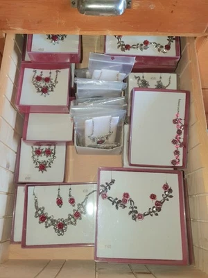 Konvolut Auflösung über 1700 Teile Modeschmuck Ketten Ohrringe, Colliers,  - Bild 1 von 4