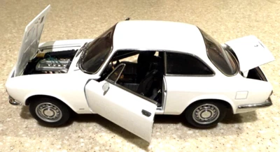 Alfa Romeo 1750 GTV 1967 transmisión arte automático 1:18 fundido a presión nuevo stock antiguo vendedor de Estados Unidos Foto 1 de 4