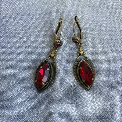 Ancienne Paire De Boucles D’oreilles Fantaisie Pendante Pierre Rouge Bijou  - Photo 1/4