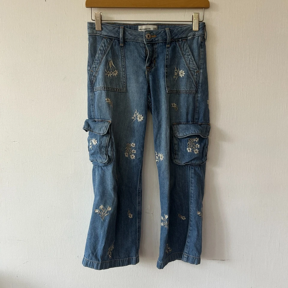 Pantalones de mezclilla holgados de tiro bajo cortos bordados cargo Abercrombie & Fitch para niñas 9/10 Foto 1 de 4