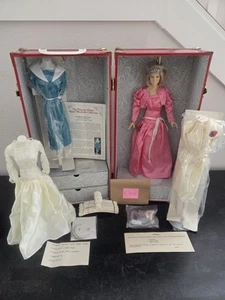 Prinzessin Diana Danbury neuwertig Puppe & 4 Outfits Royal Kleiderschrank Sammelkoffer - Bild 1 von 10