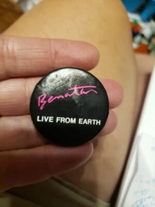 Pat BENATAR 1982 LIVE FROM EARTH NEW HAVEN CT BATTLEFIELD PIN BACK BUTTON - Picture 1 of 2