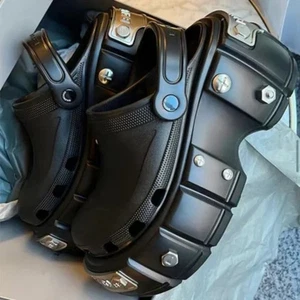 Sandali fondo spesso rivetto metallo Parigi zoccoli scarpe copricapo ciabatte nero morbido - Foto 1 di 25