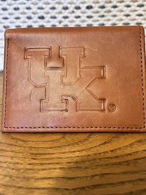 Kentucky Wildcats Cuero Triple Plegable Logotipo Repujado Regalo ¡Nuevo Go Cats! Foto 1 de 4