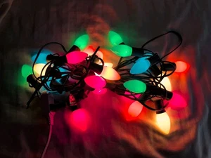 25 Light Strand of Christmas Lights With Green Wiring C-9 Good Condition - Picture 1 of 3