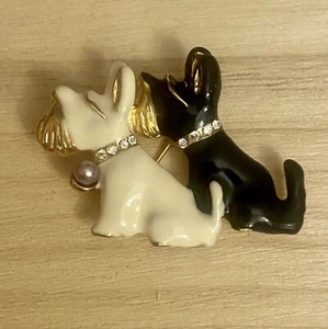 Vintage Black & White Scottish Terrier’s Gold Tone Brooch Pin - Picture 1 of 6
