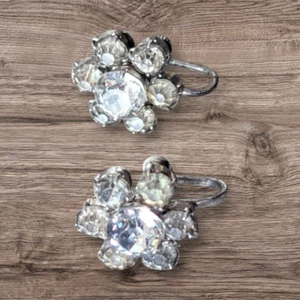 De colección. PENDIENTES ART DECO DIAMANTES DE IMITACIÓN TRANSPARENTES TONO PLATA FLORES TORNILLO TRASERO - Imagen 1 de 4