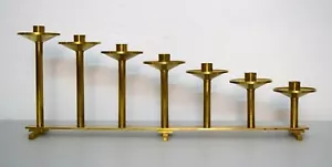 Erik Höglund para Kosta Boda candelabro de piso grande en latón para siete luces - Imagen 1 de 5