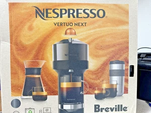 Nespresso Vertuo Next Deluxe Kaffee- und Espressomaschine von Breville, dunkles Chrom - Bild 1 von 12