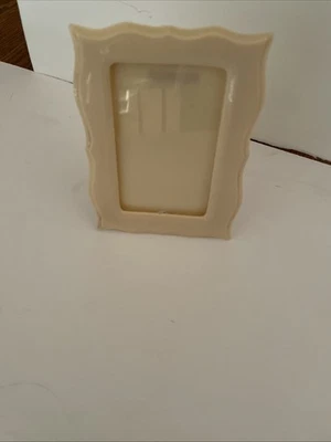 Antiguo marco de caballete de fotos de plástico crema celuloide ornamentado de 1920 4 3/4 X 3 5/8' Foto 1 de 4