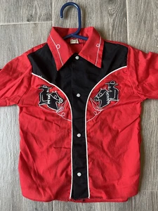 Vintage 70er Jahre Kinder rot Cowboy Knopfleiste Hemd 4-6 LESEN bestickt Perlen Druckknopf Stationen - Bild 1 von 15