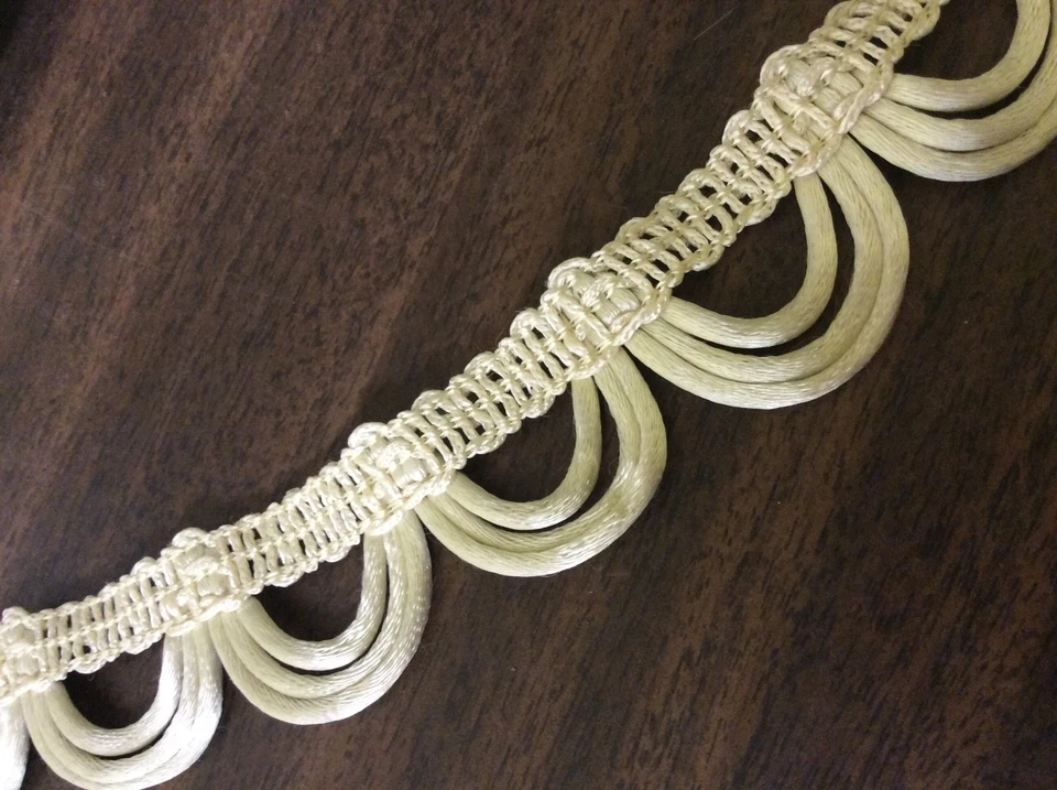 HERMOSA CINTA RIBETE RIBETE FESTONEADO SATINADO SEDA ADORNADA COLOR CREMA Foto 1 de 1