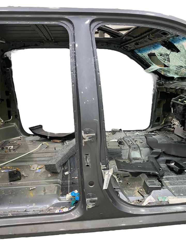 2015 - 2020 CHEVY SUBURBAN OEM RIGHT CENTER PILLAR *STRUCTURE CUT* Foto 1 de 4