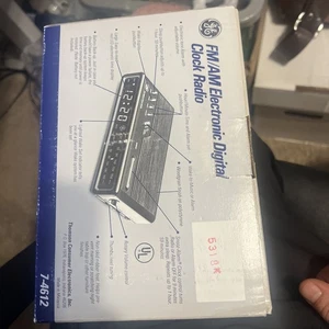 Radio Reloj Digital Electrónico AM/FM GE SpaceSaver 7-4612 de Colección NUEVO NOS Grano Madera - Imagen 1 de 6