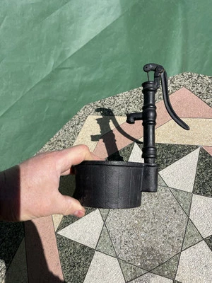 Bomba de pozo de hierro fundido estilo victoriano vendedor tipo muestra maceta tipo granja Foto 1 de 4