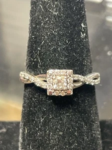 Lady's Diamond Ring .28 Carat T.W. 10K White Gold 2.5g SIZE 8 (QUC023944) - Picture 1 of 2