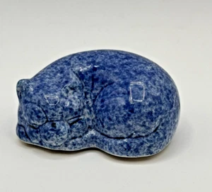 Estatuilla de cerámica vintage Enesco pequeño gato dormido estilo esponja azul 1984 - Imagen 1 de 7
