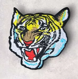 TESTA DI TIGRE ANIMALE SELVATICO RICAMATO FERRO SU TOPPA CAMICIE GIACCHE - Foto 1 di 4