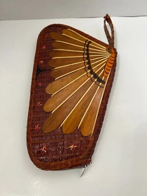 Precioso bolso de mano tejido con detalles de madera mariposa con cremallera bolsillos interiores LEER Foto 1 de 4