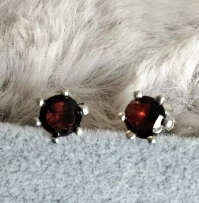 Pendientes de plata esterlina 925 con tachuelas de turmalina roja Foto 1 de 4