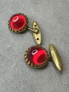 Gemelos de metal tono latón cabujones en forma de cúpula roja antiguos firmados La Paris - Imagen 1 de 5