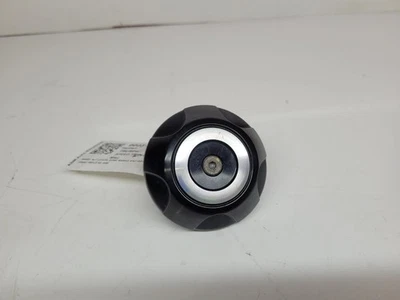 Triumph Speed Triple RS 1050 2018 cubierta de tuerca de rueda Foto 1 de 4